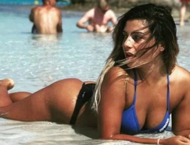 Η Ελευθερία Ελευθερίου φόρεσε το πιο αποκαλυπτικό μπικίνι της και φωτογραφήθηκε στην Κύθνο (φωτο)